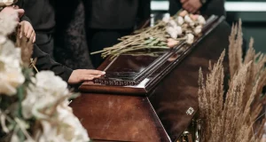 Seguro de decesos o pagar el funeral: ¿qué sale más a cuenta?